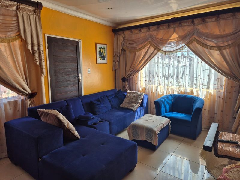 Charming family home featuring modern amenities and a spacious yard! - Photo 10