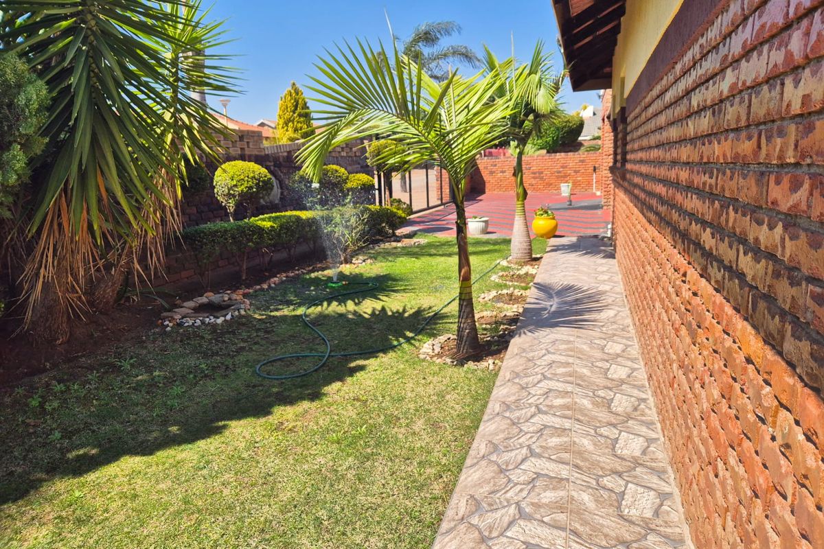 Charming family home featuring modern amenities and a spacious yard! - Photo 4