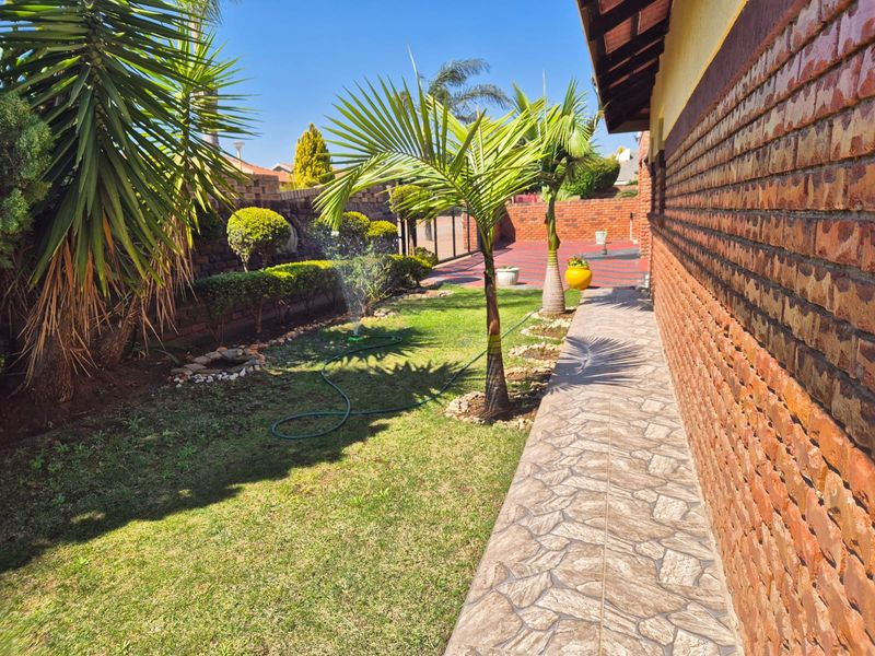 Charming family home featuring modern amenities and a spacious yard! - Photo 4