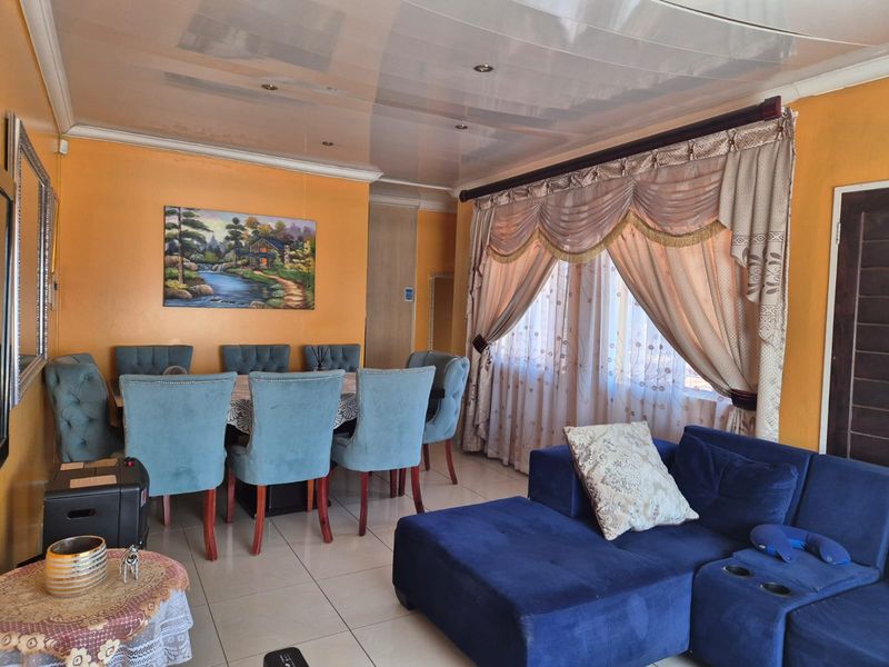 Charming family home featuring modern amenities and a spacious yard! - Photo 8