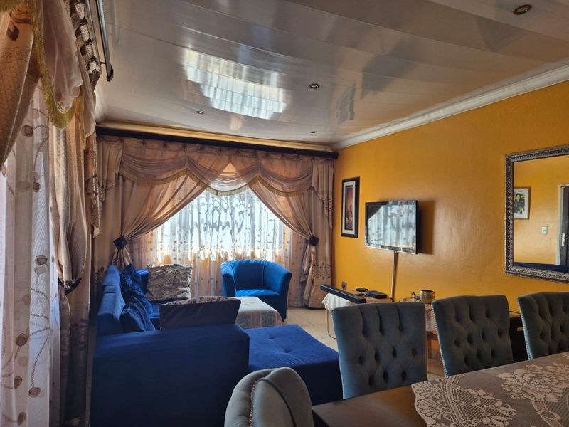 Charming family home featuring modern amenities and a spacious yard! - Photo 9