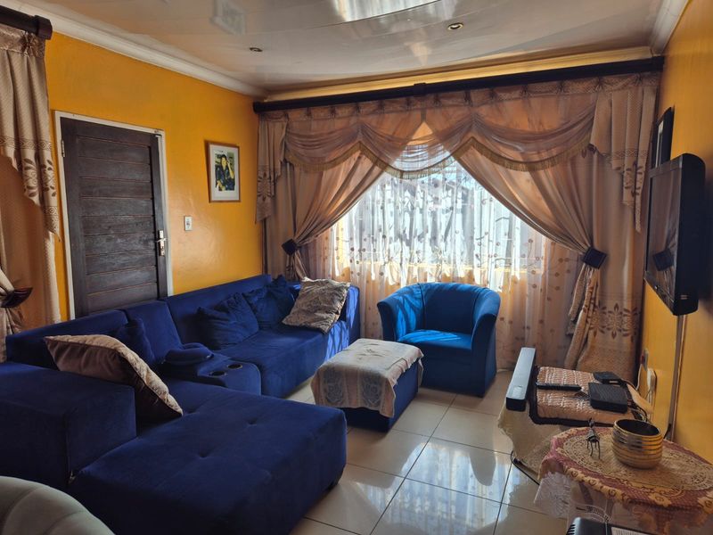 Charming family home featuring modern amenities and a spacious yard! - Photo 7