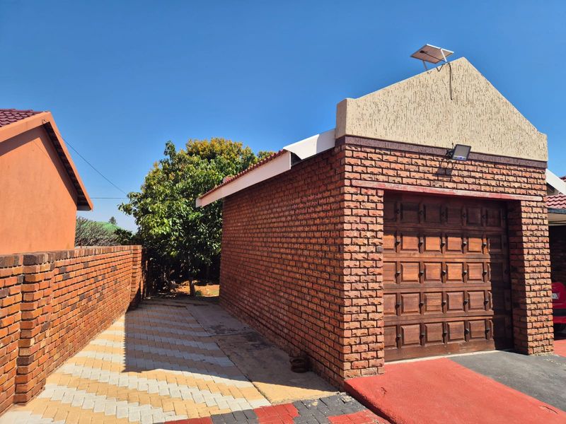 Charming family home featuring modern amenities and a spacious yard! - Photo 6