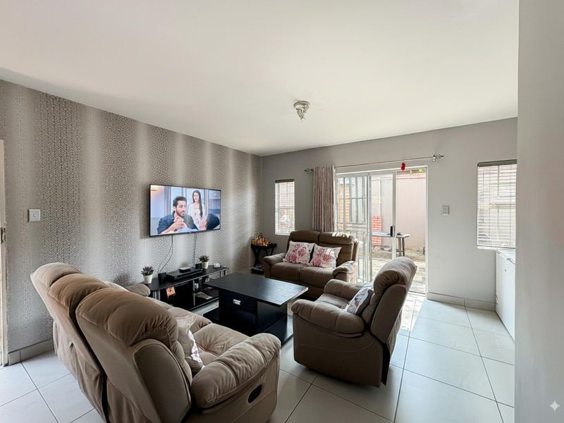 Charming 2-bed, 1.5-bath townhouse offering comfort, convenience & secure living. - Photo 8