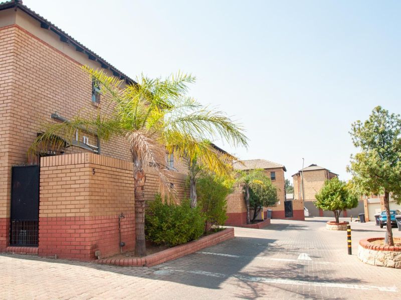 Charming 2-bed, 1.5-bath townhouse offering comfort, convenience & secure living. - Photo 1
