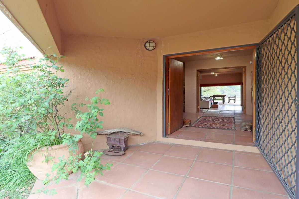 Exceptional Equestrian Estate in the Heart of Chartwell - Photo 4