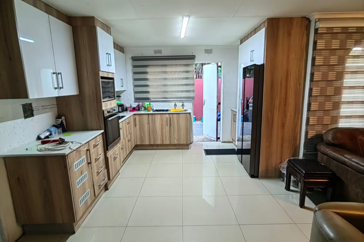 Charming 3-Bedroom Family Home with Versatile Living Spaces - Photo 3