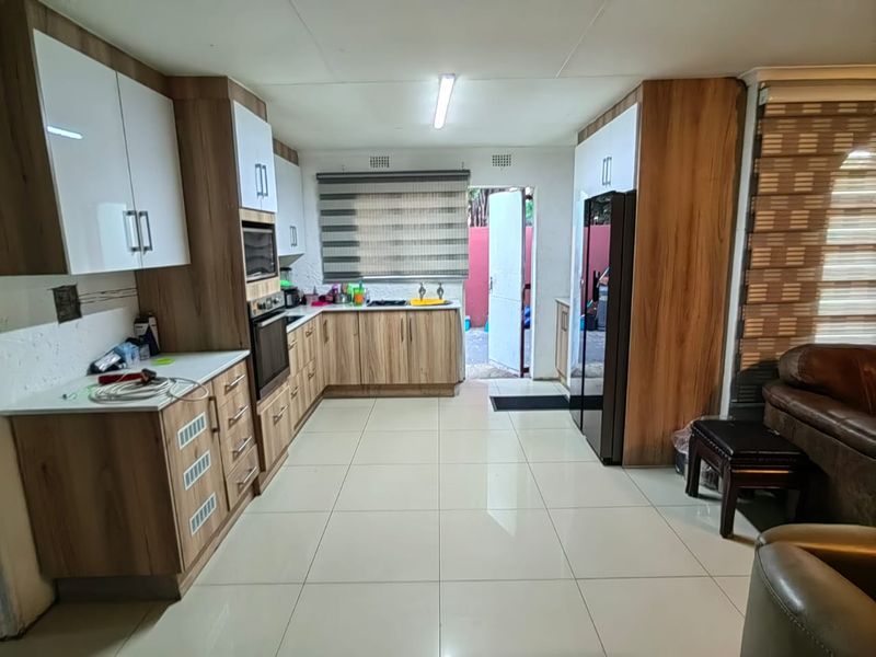 Charming 3-Bedroom Family Home with Versatile Living Spaces - Photo 3