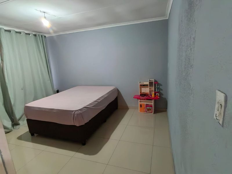 Charming 3-Bedroom Family Home with Versatile Living Spaces - Photo 9