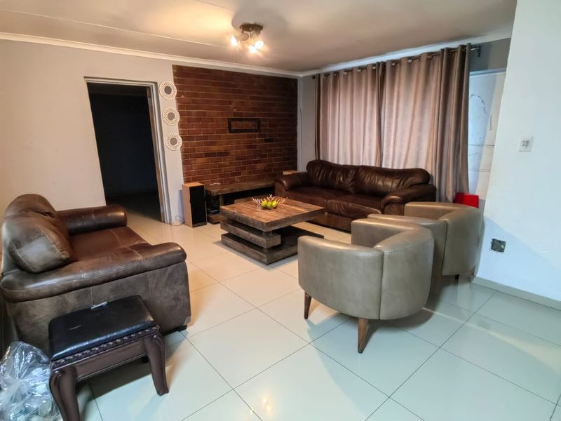 Charming 3-Bedroom Family Home with Versatile Living Spaces - Photo 6