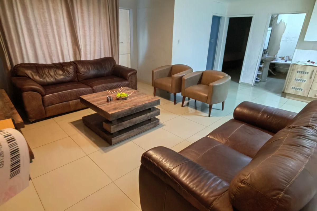 Charming 3-Bedroom Family Home with Versatile Living Spaces - Photo 5