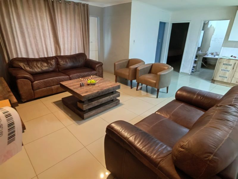 Charming 3-Bedroom Family Home with Versatile Living Spaces - Photo 5