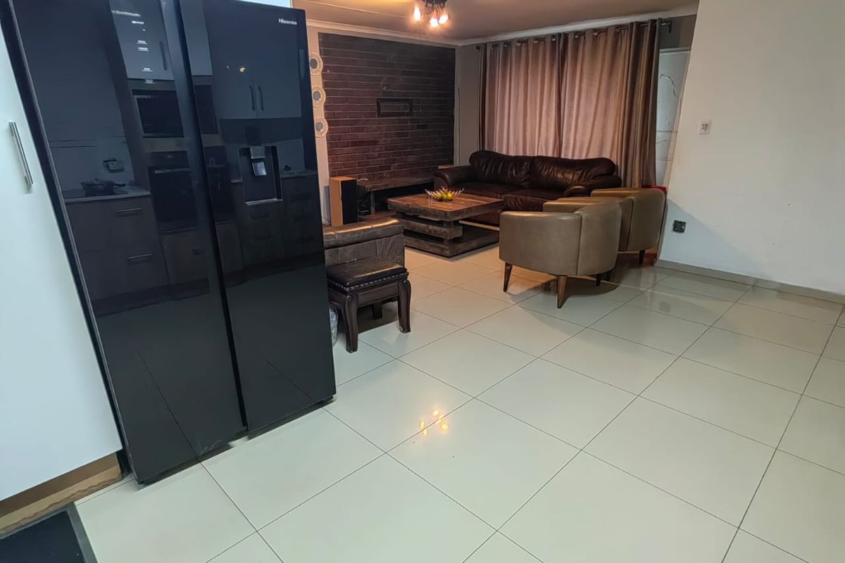 Charming 3-Bedroom Family Home with Versatile Living Spaces - Photo 4