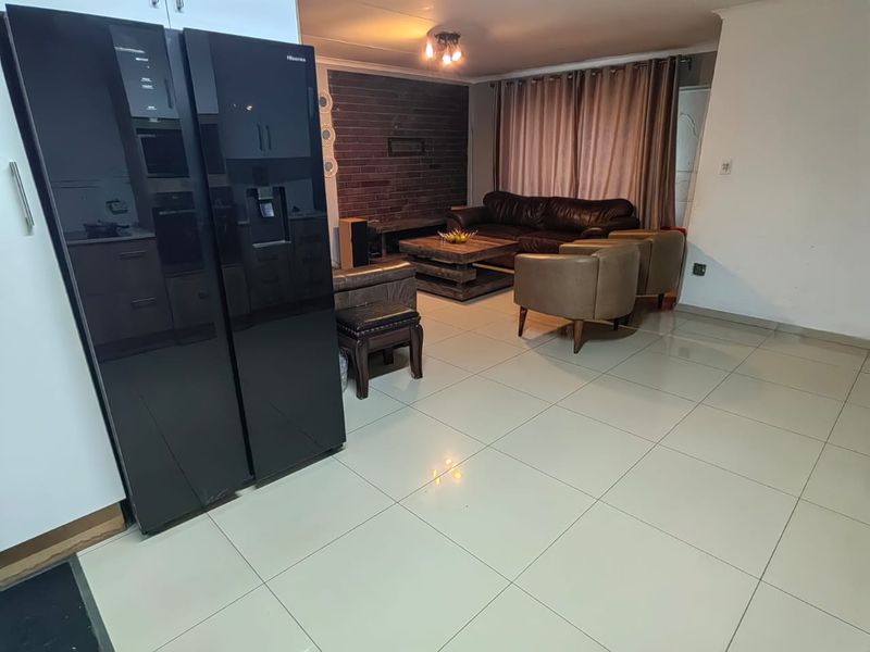 Charming 3-Bedroom Family Home with Versatile Living Spaces - Photo 4