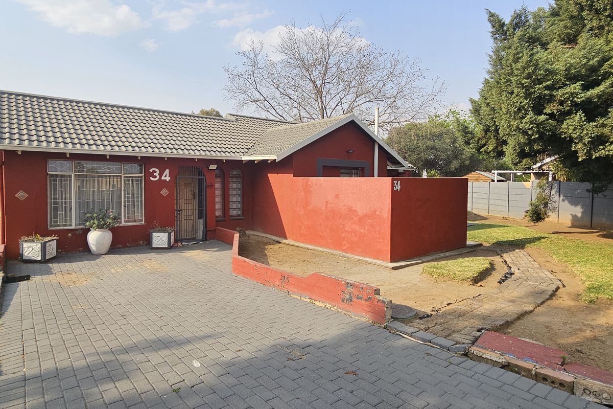 Charming 3-Bedroom Family Home with Versatile Living Spaces - Photo 2