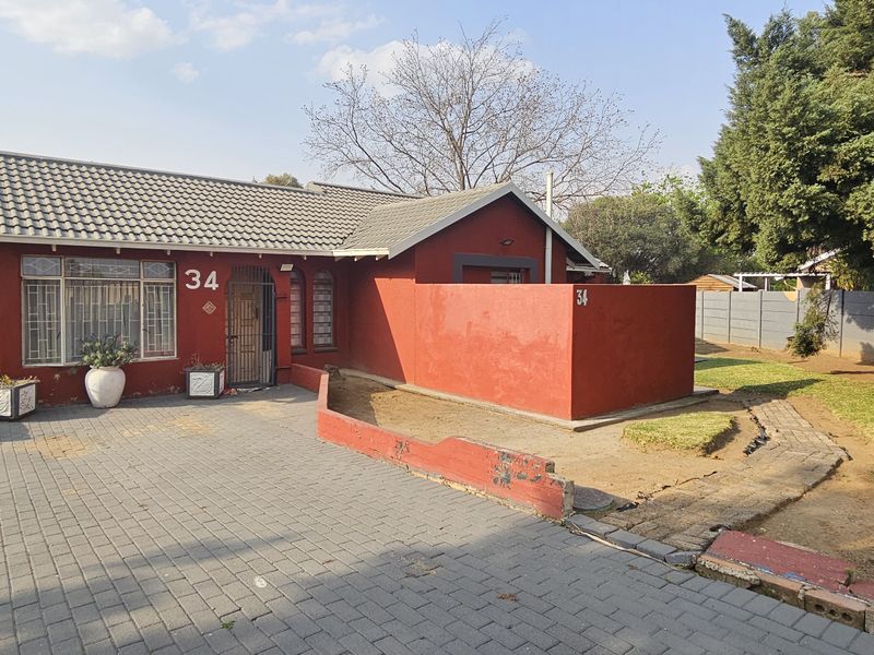 Charming 3-Bedroom Family Home with Versatile Living Spaces - Photo 2