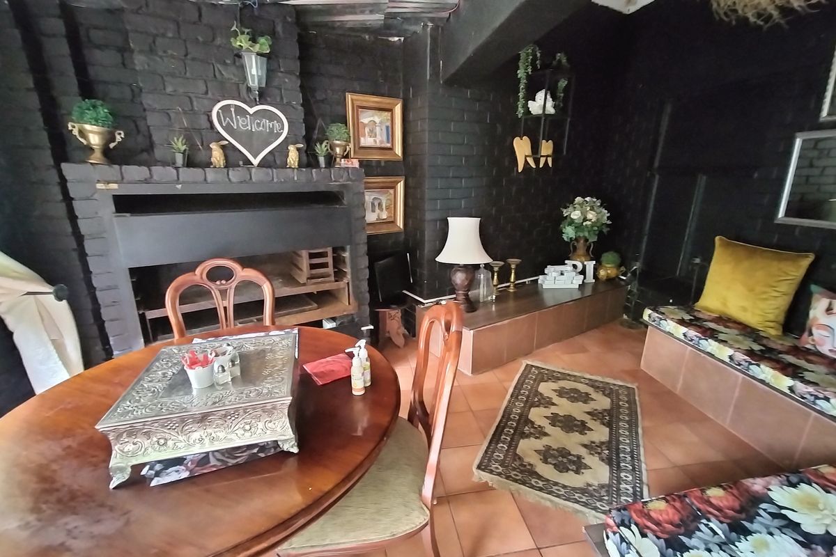 Multi-Unit Property with Flats, Spa Potential & Backup Power in Pretoria North - Photo 5