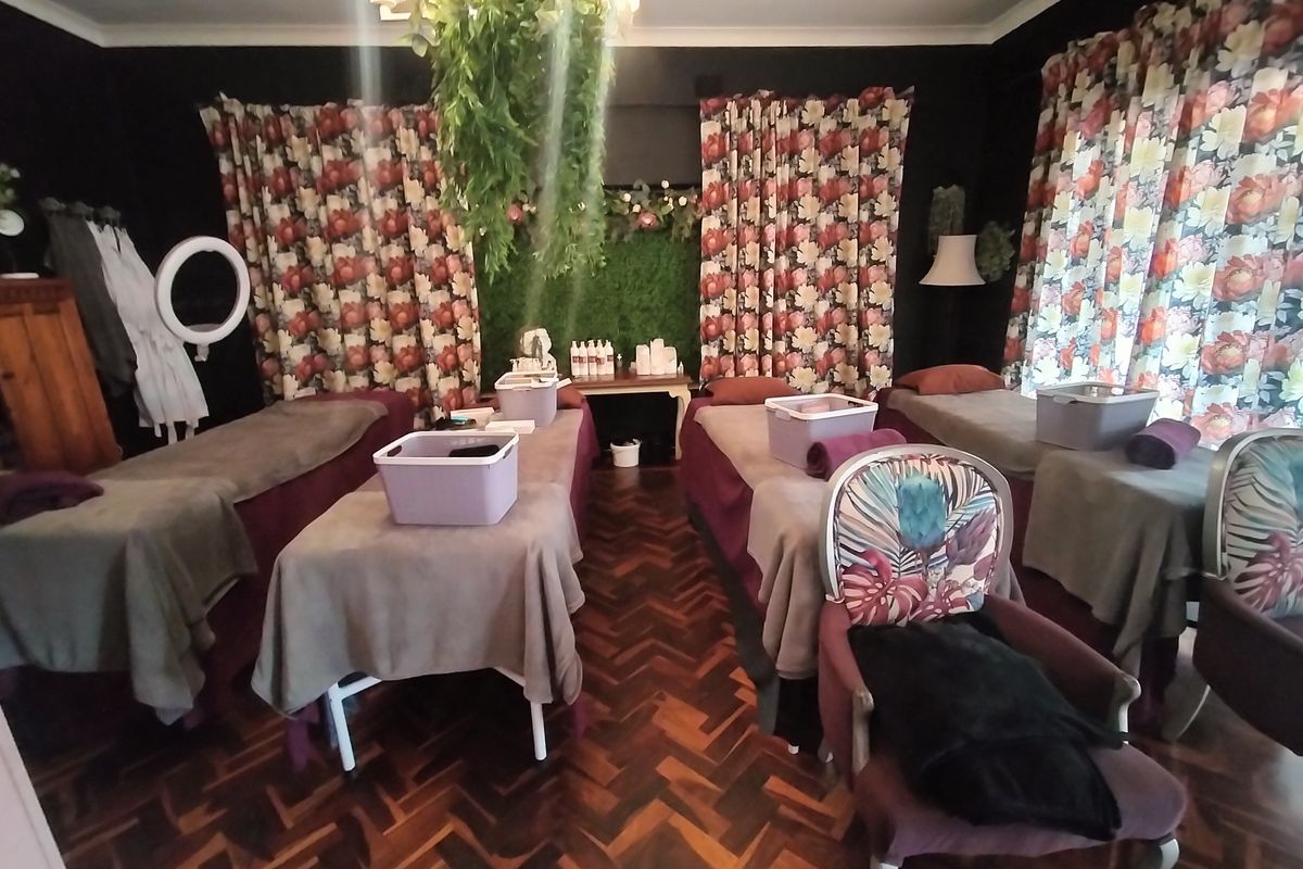 Multi-Unit Property with Flats, Spa Potential & Backup Power in Pretoria North - Photo 4