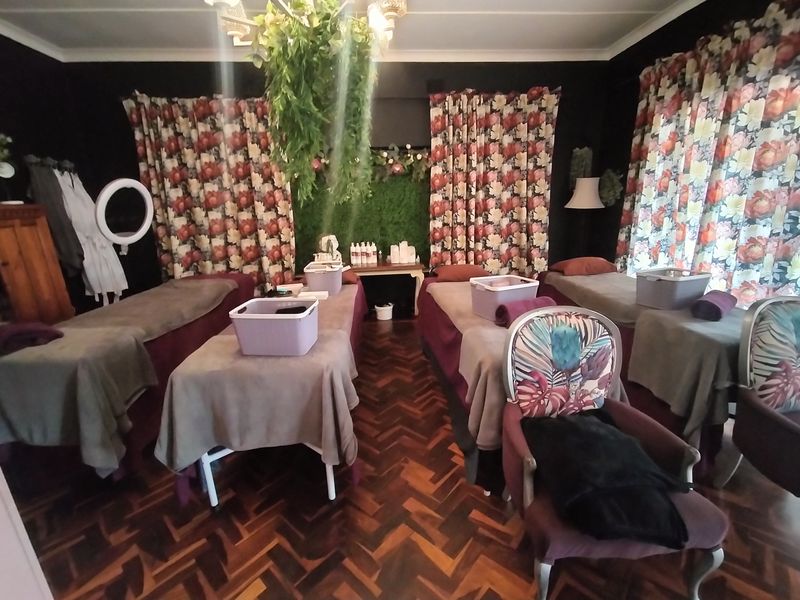 Multi-Unit Property with Flats, Spa Potential & Backup Power in Pretoria North - Photo 4