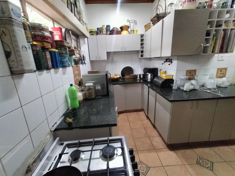 Multi-Unit Property with Flats, Spa Potential & Backup Power in Pretoria North - Photo 10