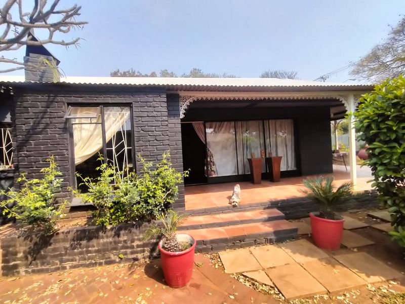 Multi-Unit Property with Flats, Spa Potential & Backup Power in Pretoria North - Photo 2