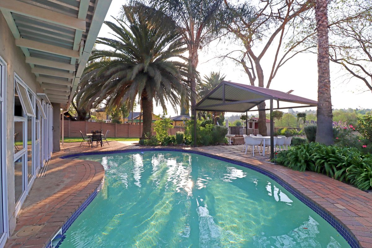 Luxurious 5-Bedroom Dream Home for Sale! - Photo 2