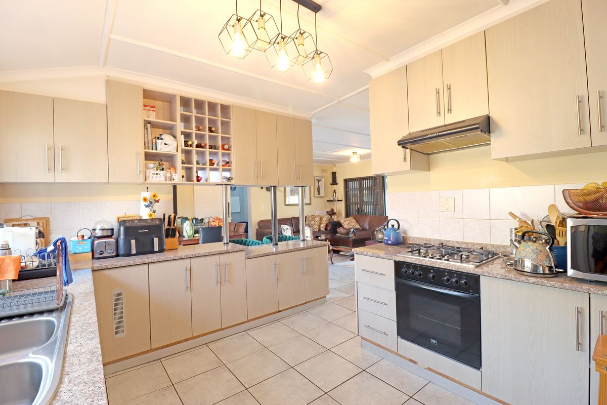 Luxurious 5-Bedroom Dream Home for Sale! - Photo 4