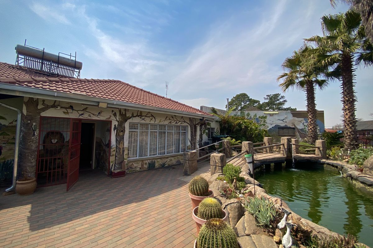 Magnificent Art Deco Style Family Home On Quiet Street! - Photo 5