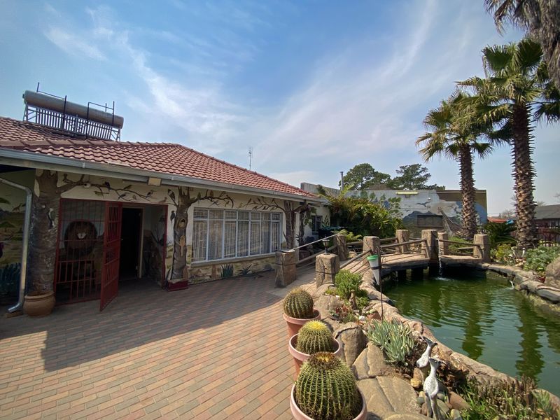 Magnificent Art Deco Style Family Home On Quiet Street! - Photo 5