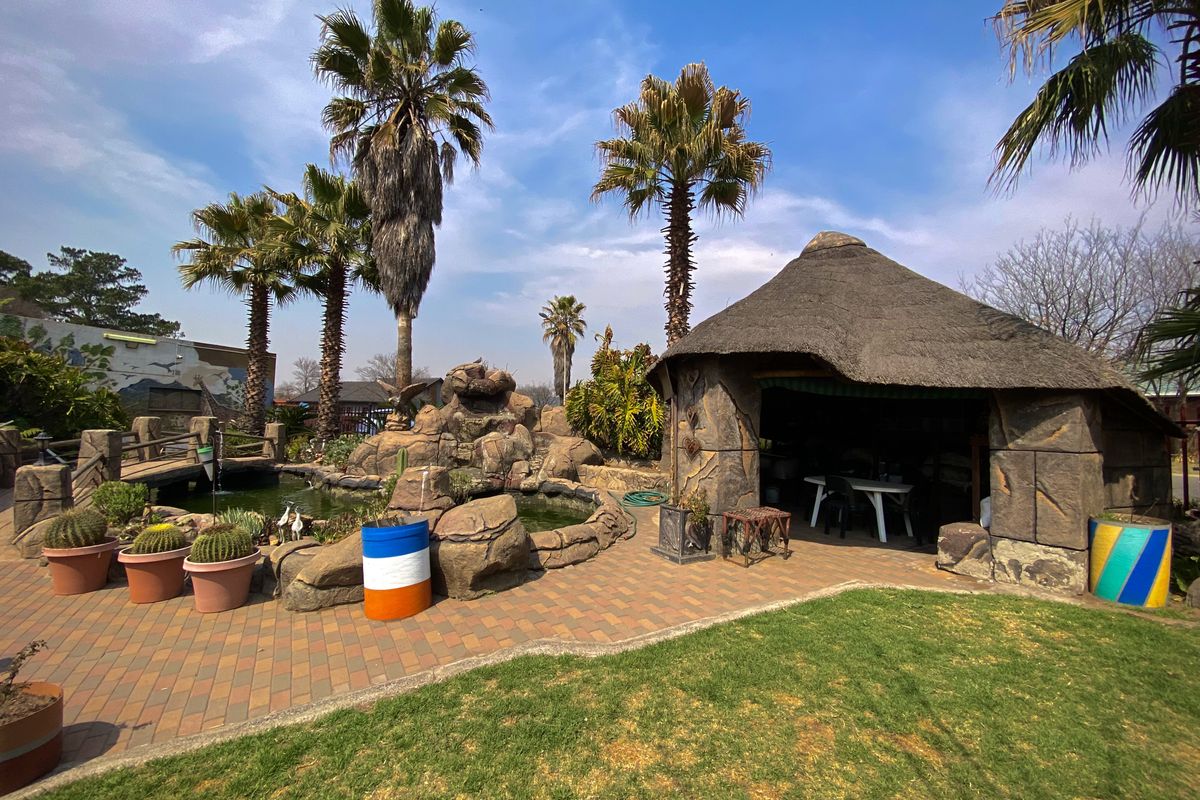 Magnificent Art Deco Style Family Home On Quiet Street! - Photo 4