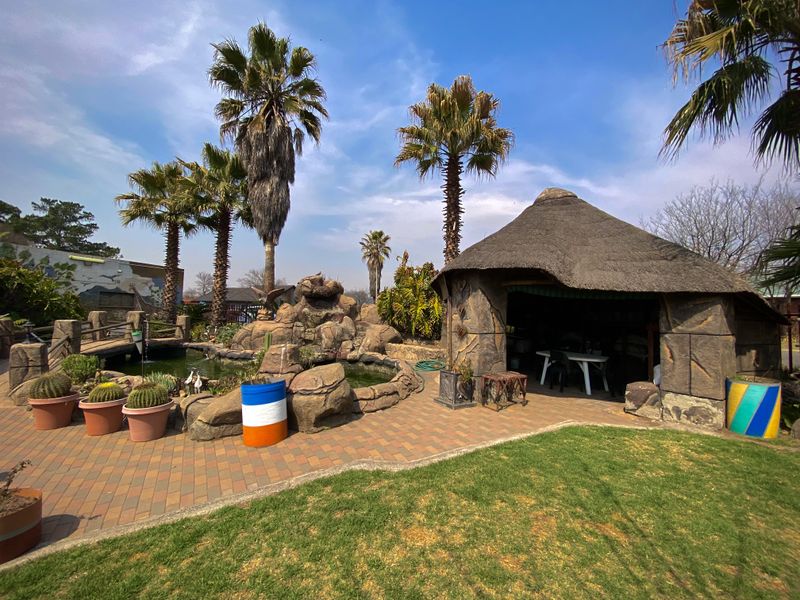 Magnificent Art Deco Style Family Home On Quiet Street! - Photo 4