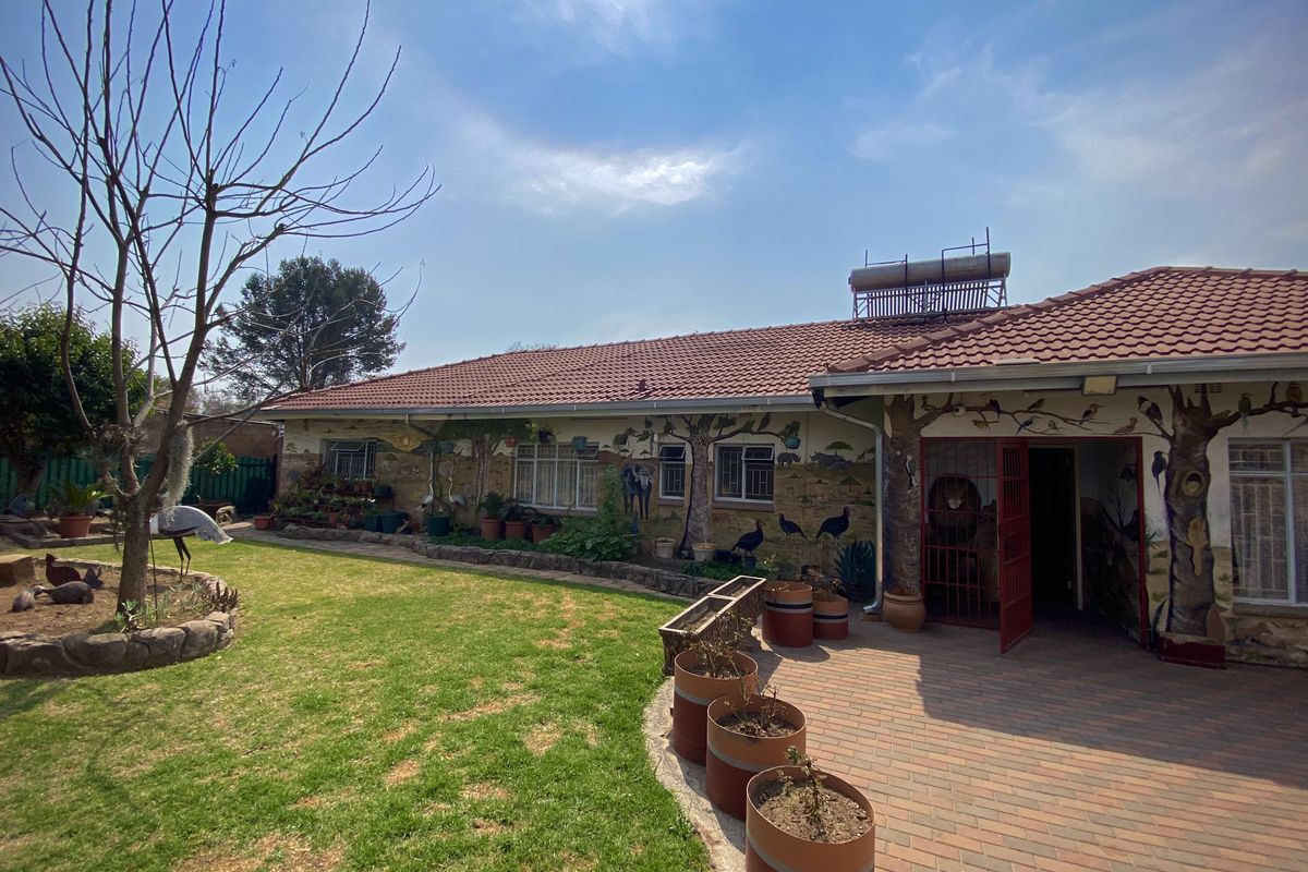 Magnificent Art Deco Style Family Home On Quiet Street! - Photo 2