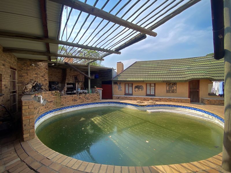 Magnificent Art Deco Style Family Home On Quiet Street! - Photo 7