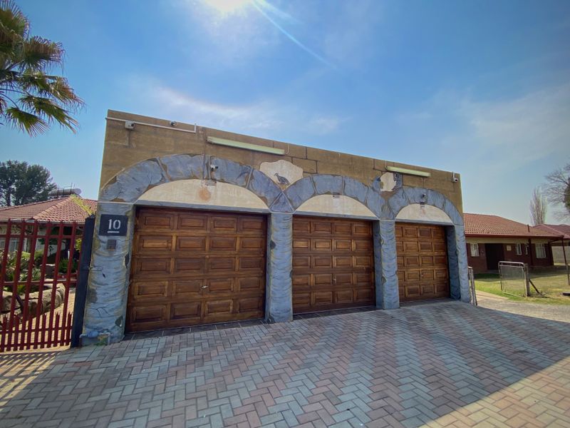 Magnificent Art Deco Style Family Home On Quiet Street! - Photo 6