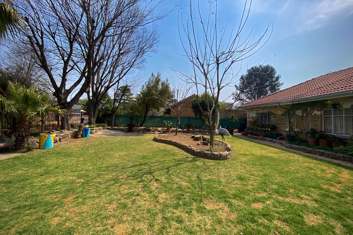 Magnificent Art Deco Style Family Home On Quiet Street! - Photo 3