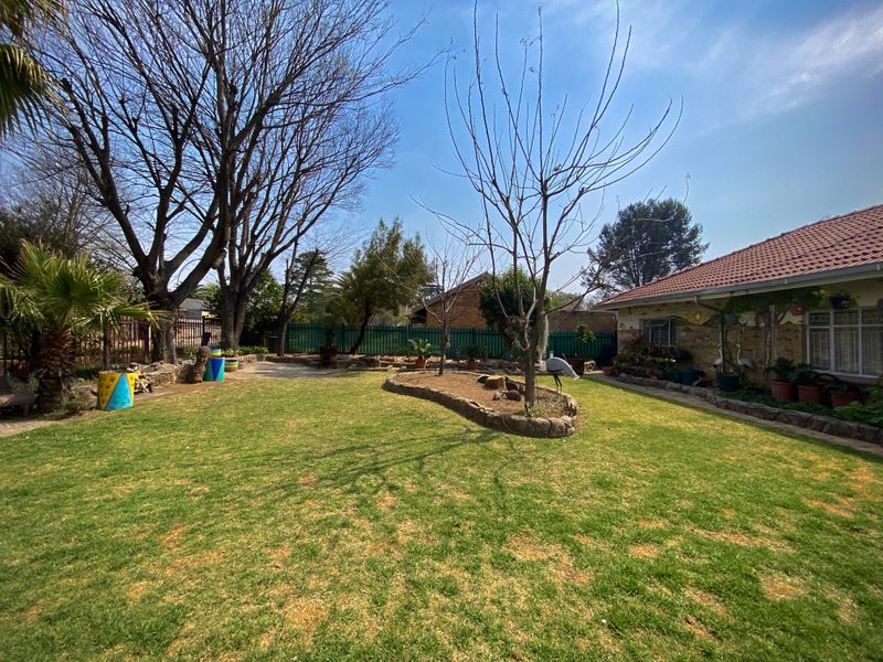 Magnificent Art Deco Style Family Home On Quiet Street! - Photo 3