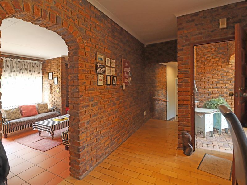 Charming Facebrick Family Home in Sought-After Boomed Area - Photo 10