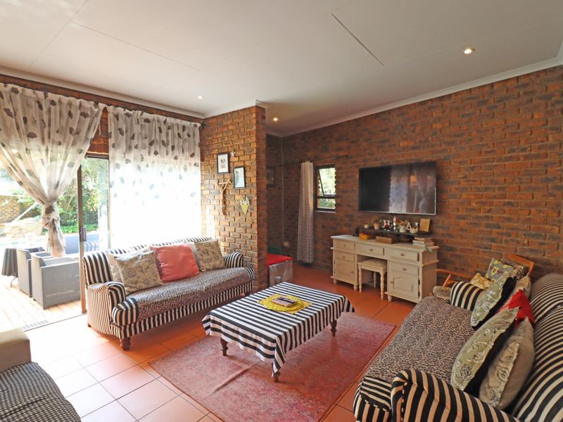 Charming Facebrick Family Home in Sought-After Boomed Area - Photo 9