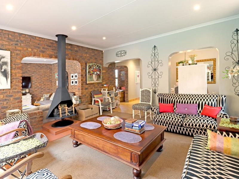 Charming Facebrick Family Home in Sought-After Boomed Area - Photo 8