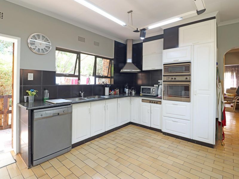 Charming Facebrick Family Home in Sought-After Boomed Area - Photo 4