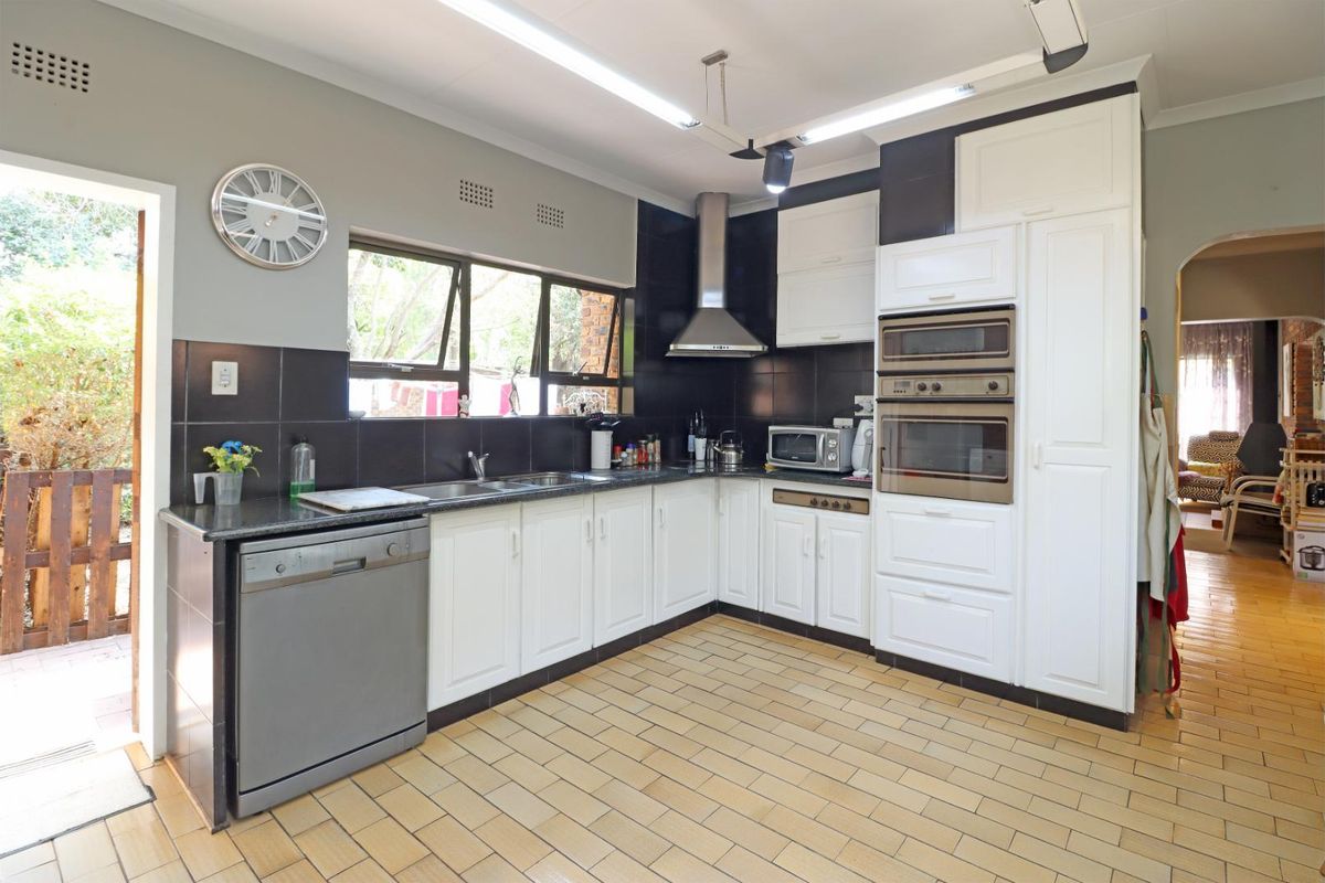 Charming Facebrick Family Home in Sought-After Boomed Area - Photo 4