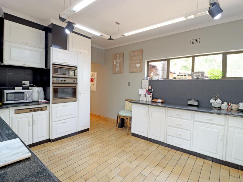 Charming Facebrick Family Home in Sought-After Boomed Area - Photo 3