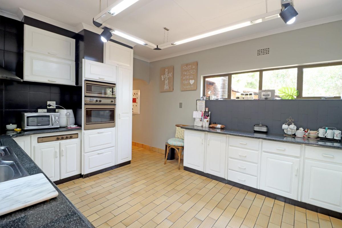 Charming Facebrick Family Home in Sought-After Boomed Area - Photo 3