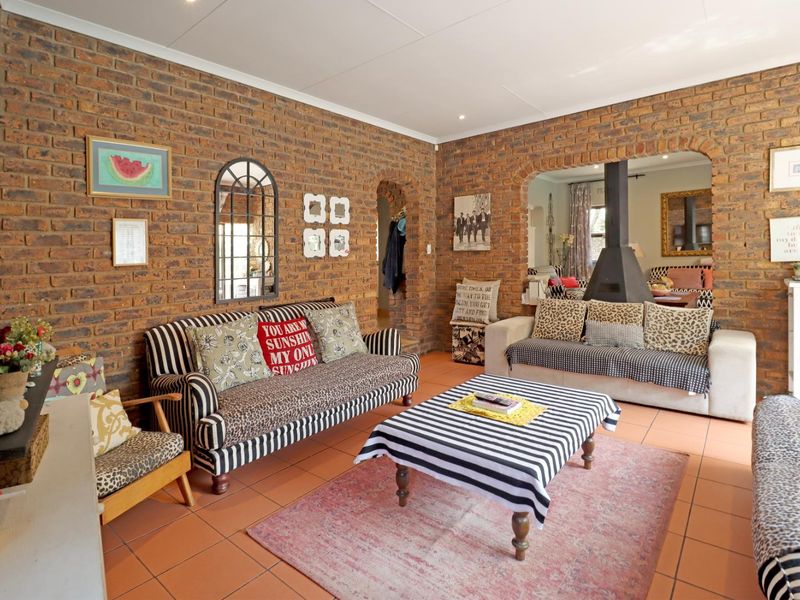 Charming Facebrick Family Home in Sought-After Boomed Area - Photo 7