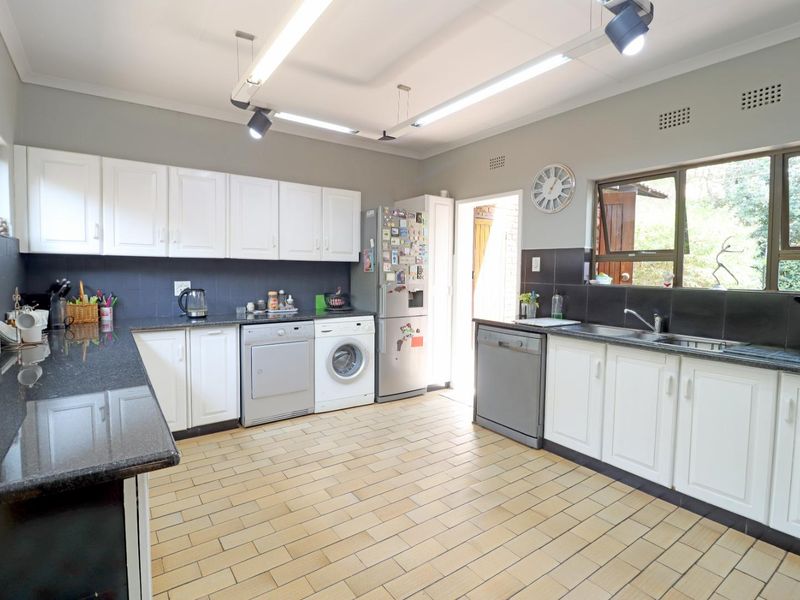 Charming Facebrick Family Home in Sought-After Boomed Area - Photo 2