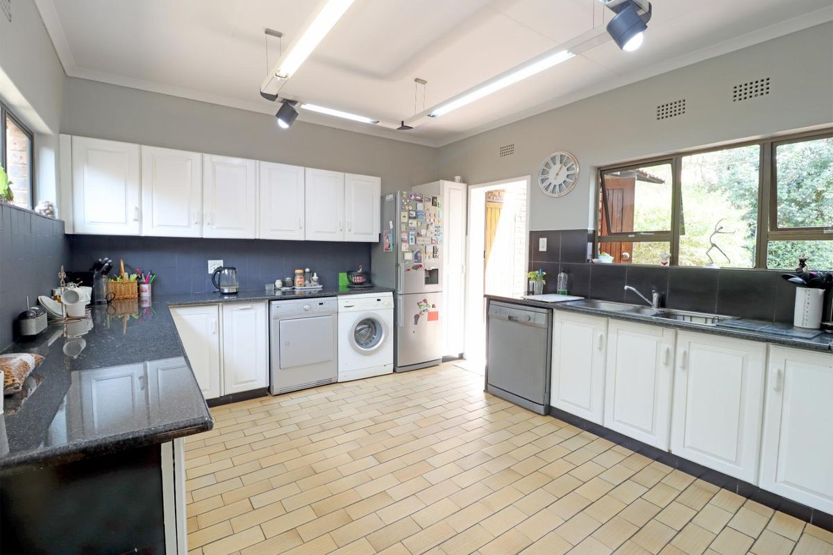Charming Facebrick Family Home in Sought-After Boomed Area - Photo 2