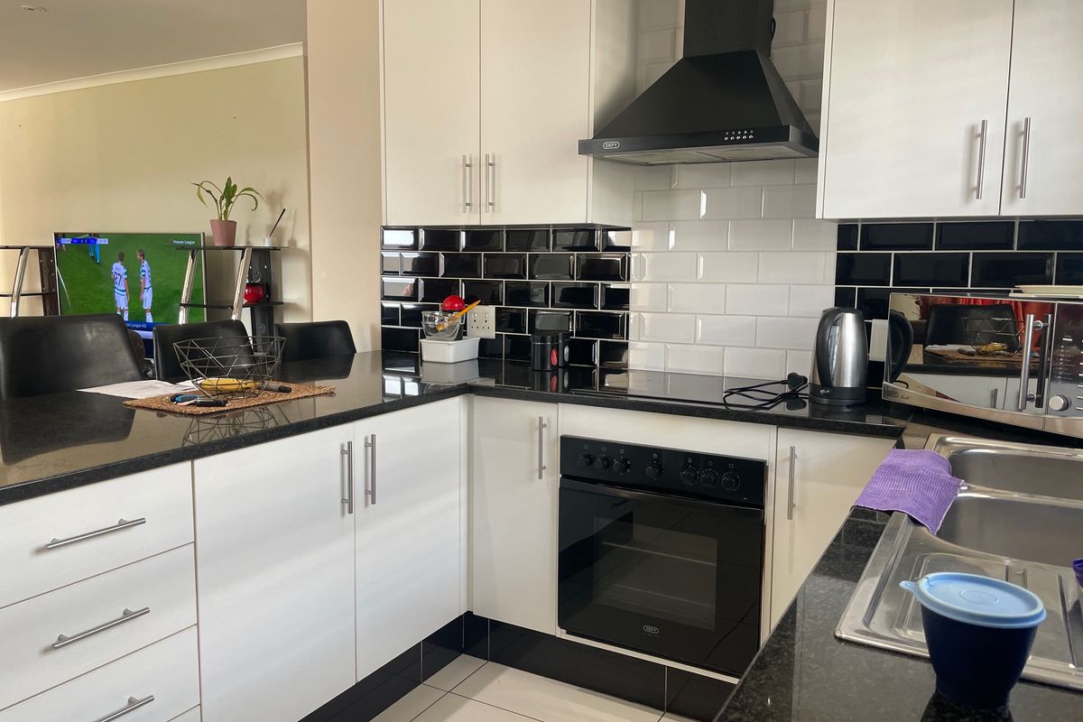 Unlock Modern Living – Divine Townhouse, No Work Needed! - Photo 3