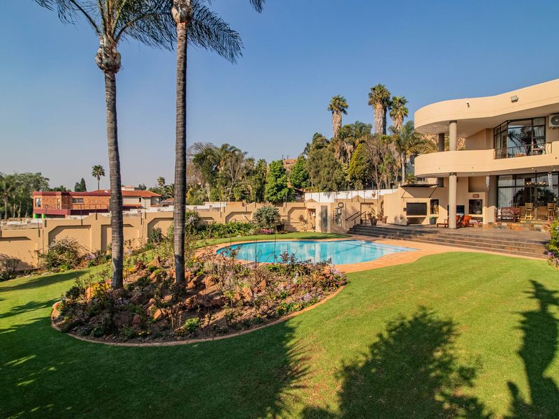 Ambassadorial Residence - Prime Position! - Photo 4