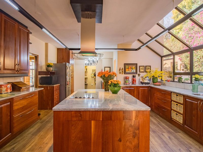 Ambassadorial Residence - Prime Position! - Photo 10