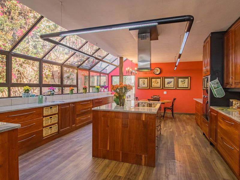 Ambassadorial Residence - Prime Position! - Photo 8